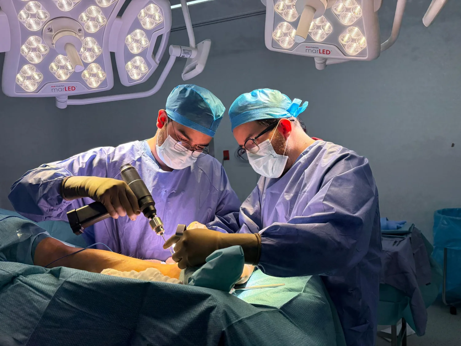 Imagen de actividad médica relacionada con la ortopedia y cirugía articular