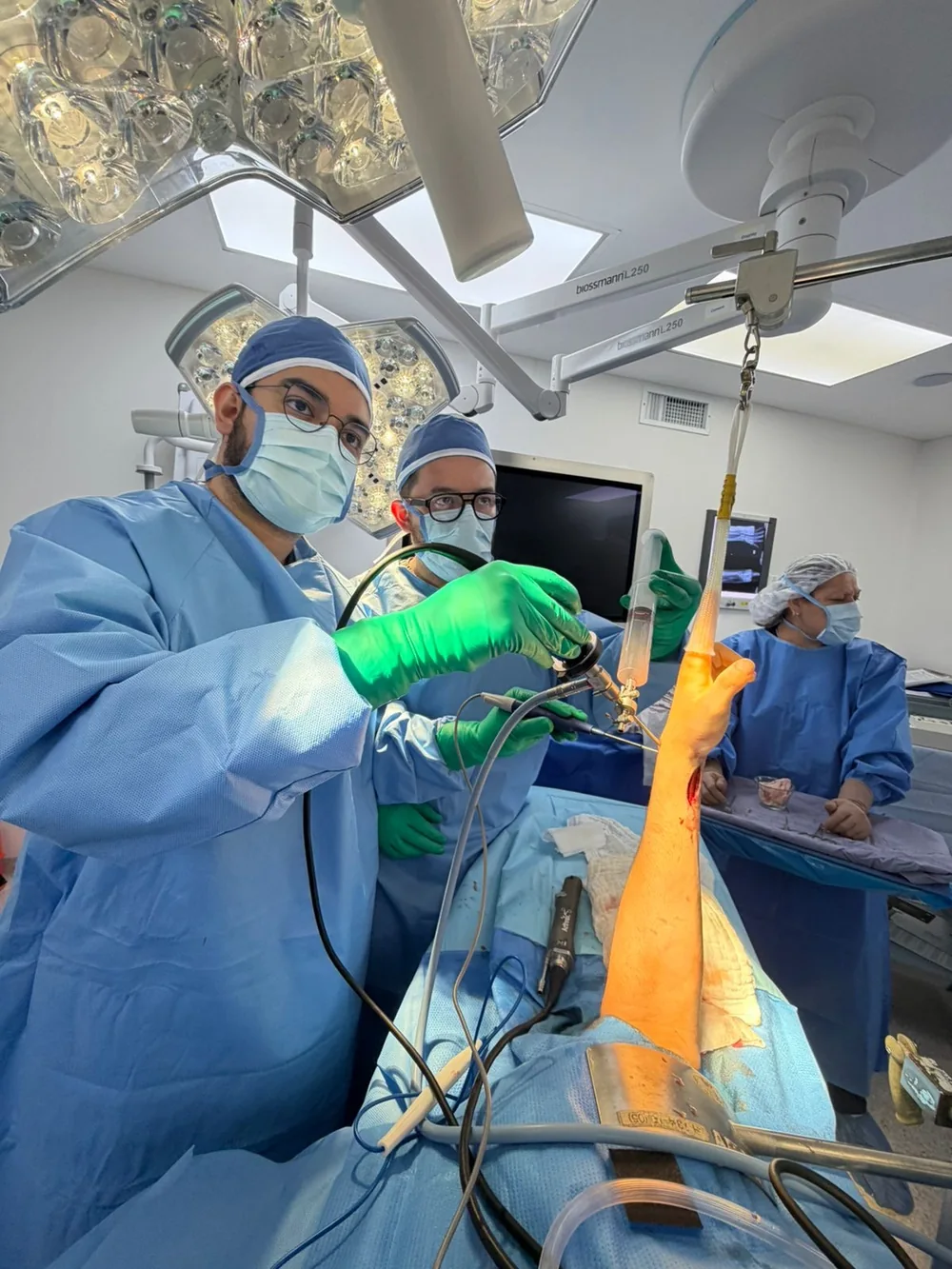Fotografía del Dr. Germán Acosta Gómez y equipo durante actividad ortopédica