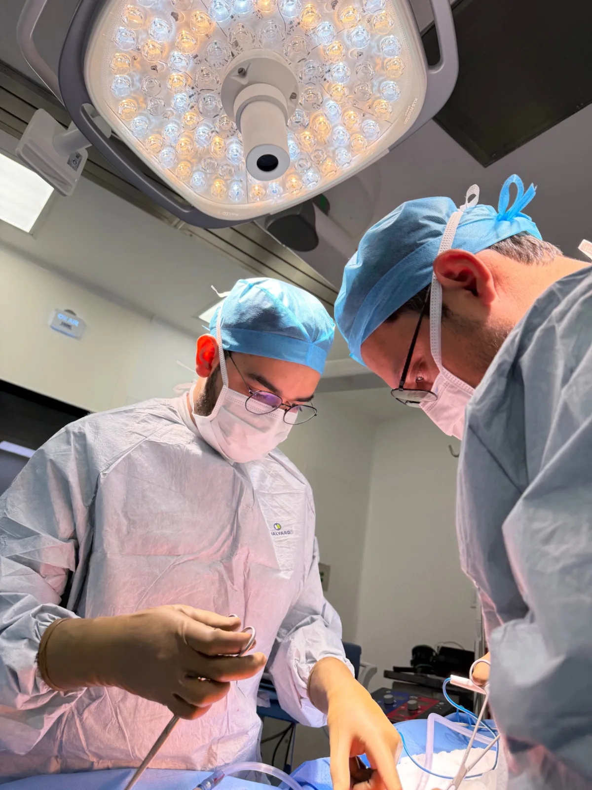 Dr. Germán Acosta Gómez y equipo médico durante un procedimiento quirúrgico