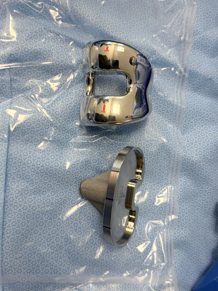 Componentes de una prótesis articular de rodilla